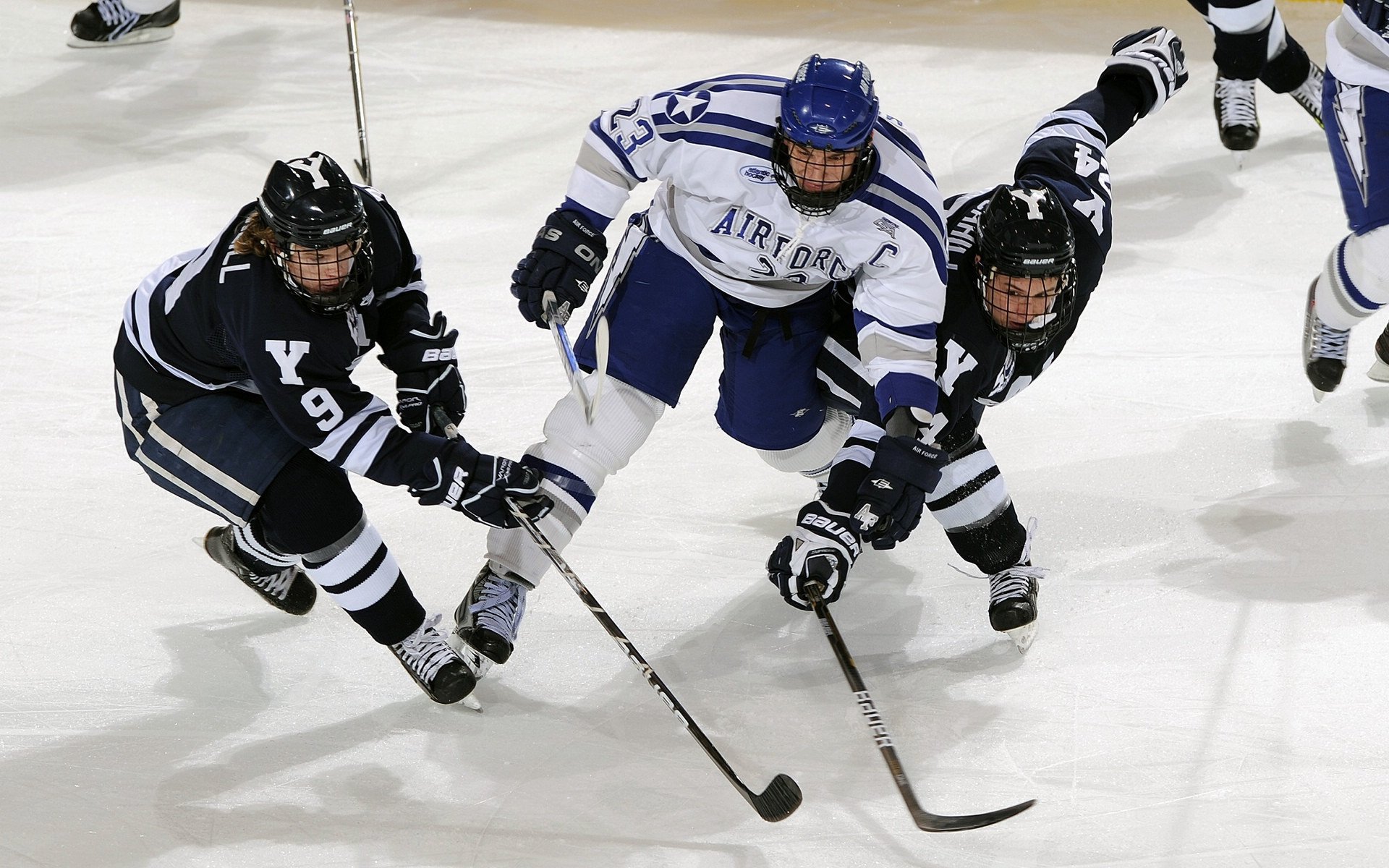开云体育俱乐部官网-世界青少年冠军赛，法国队和加拿大队争锋天下，青春激荡，世界级青少年比赛